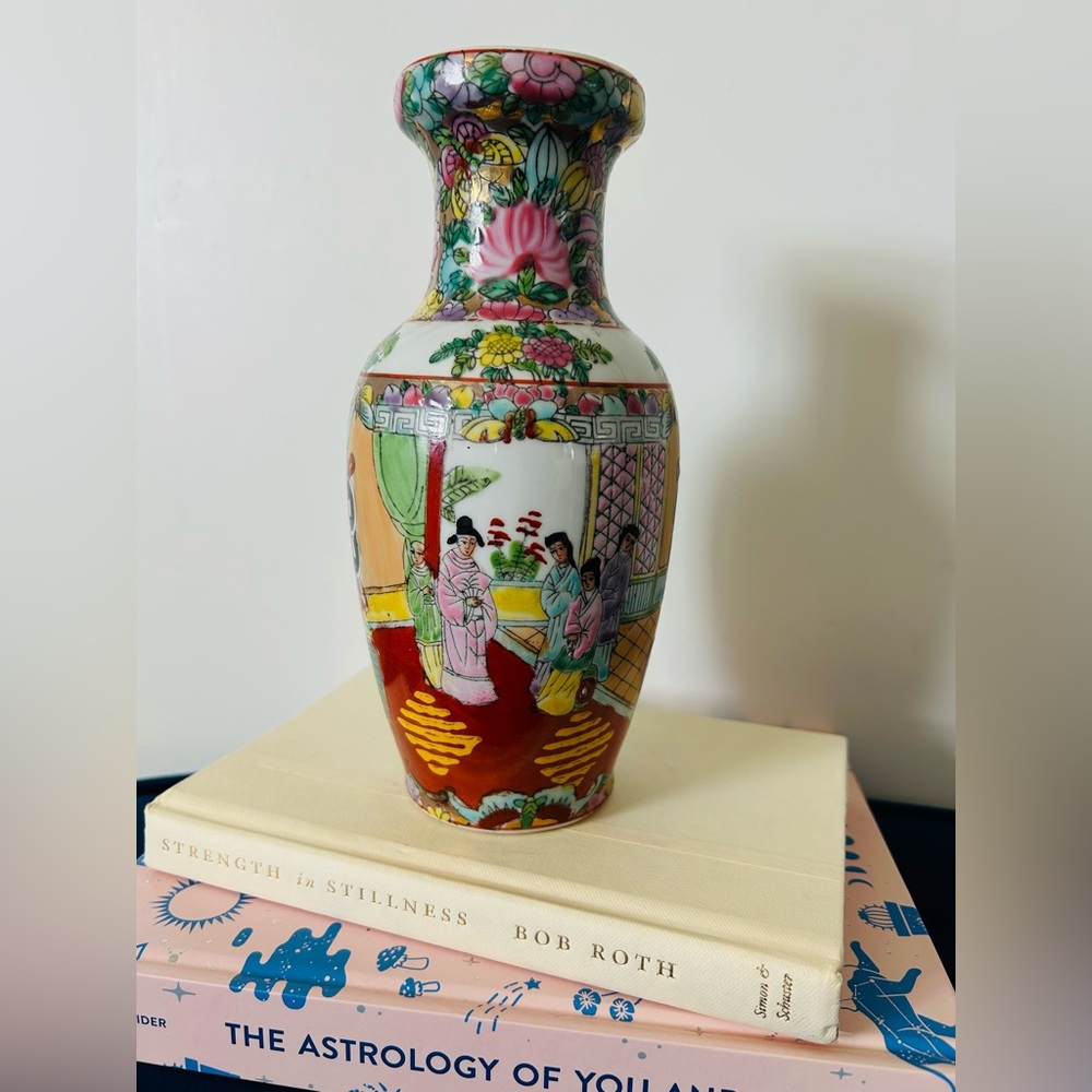 1950’s Chinese Export Rose Medallion Porcelain Vase | Chinoiserie - Picture 2 of 6